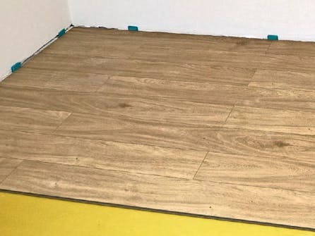 Isoleret anneks: Klikgulv lægges i halvforbandt i isoleret anneks Isoleret anneks: Næste rækker klikgulv lægges i halvforbandt i isoleret anneks